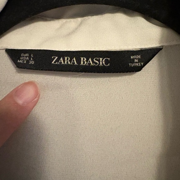 🔥3/$25 DEAL: Zara Basic Button Up - Picture 3 of 4